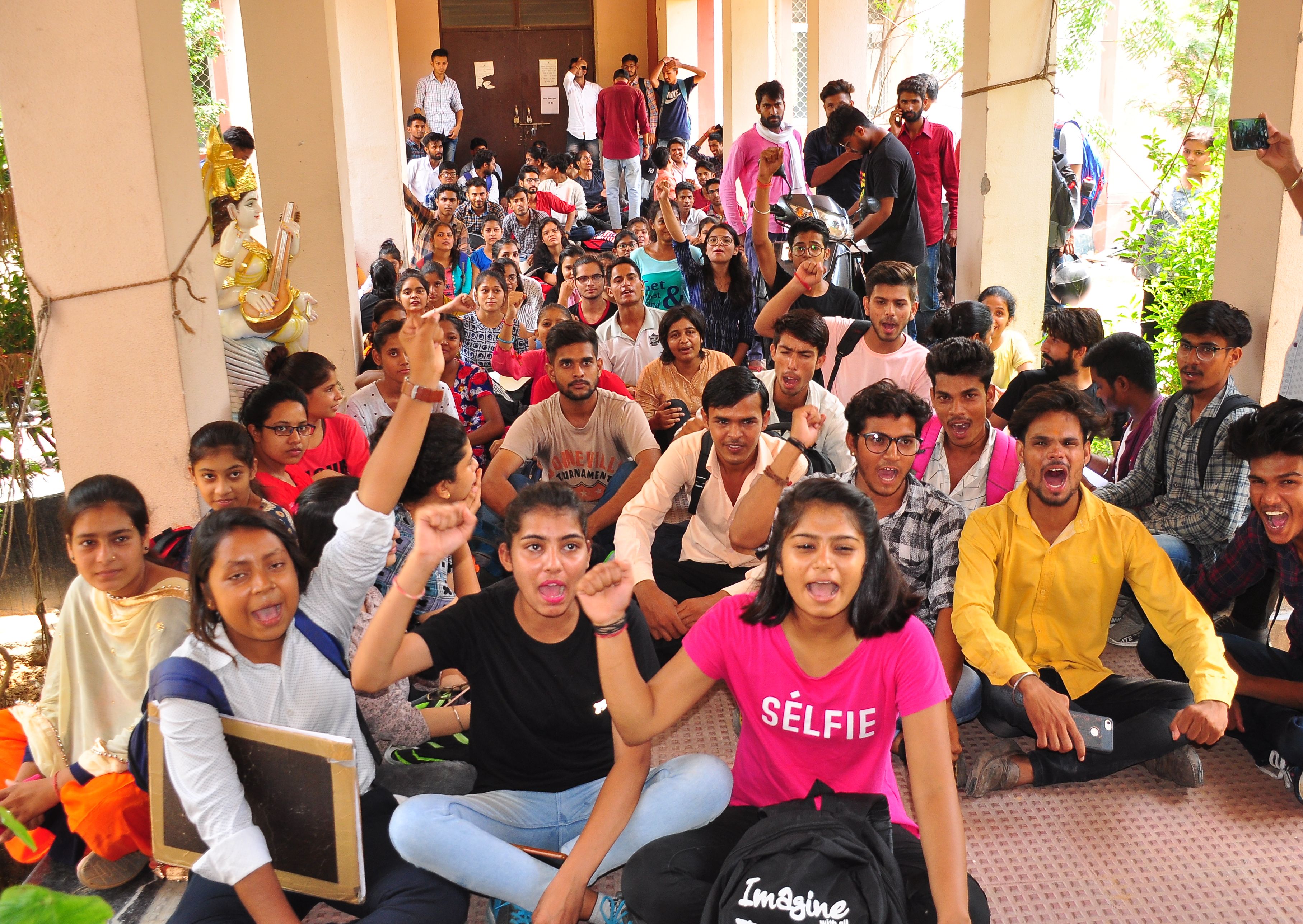 राजस्थान स्कूल ऑफ आर्ट के अस्तित्व को खतरा, बचाने उतरे छात्र