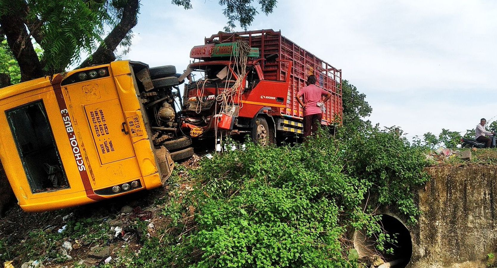 Accident of School Bus in Khaknar burahanpur, 20 Children Injured