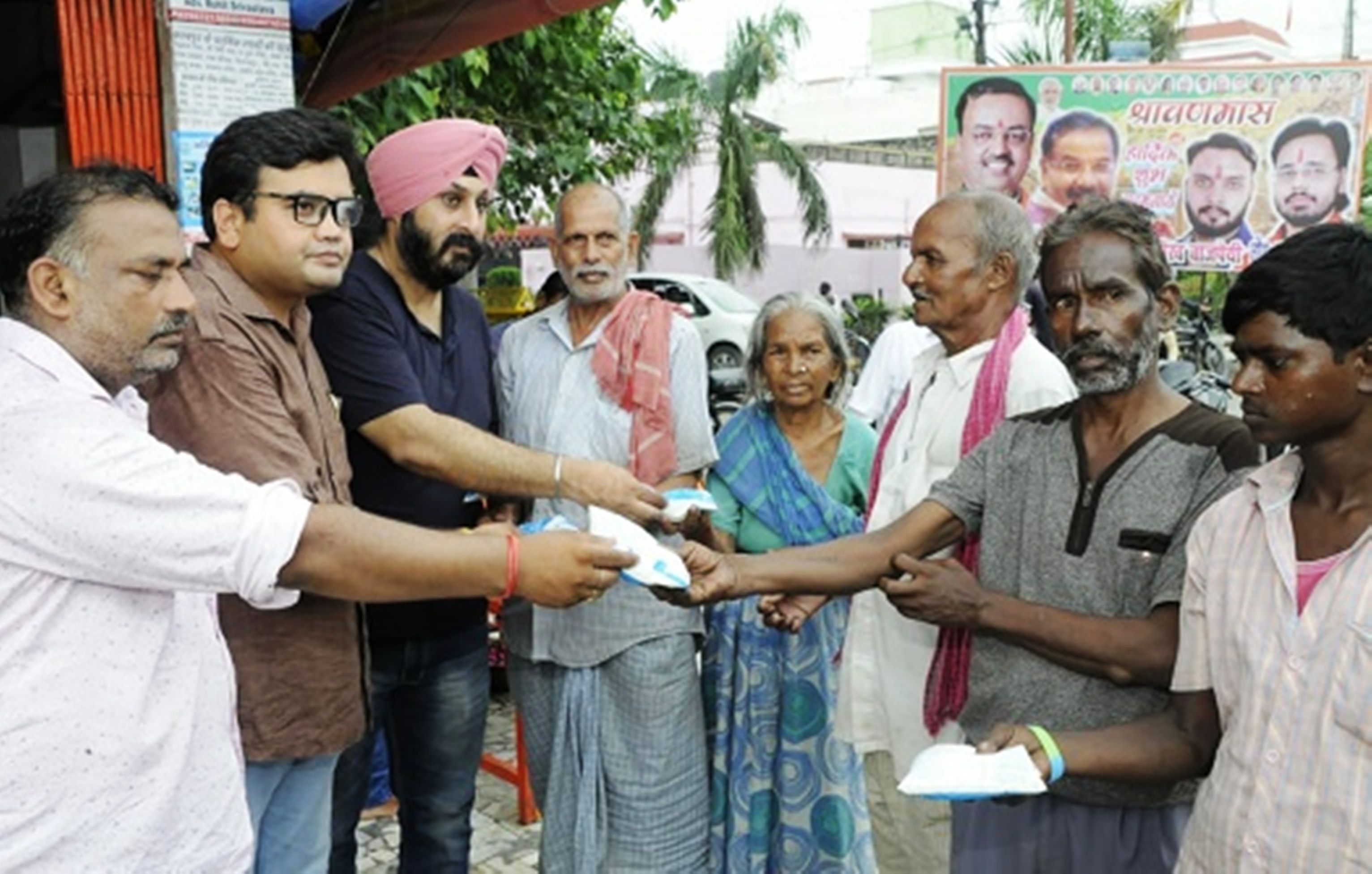 story sawan 2019 merchants distributed milk to poor in temple