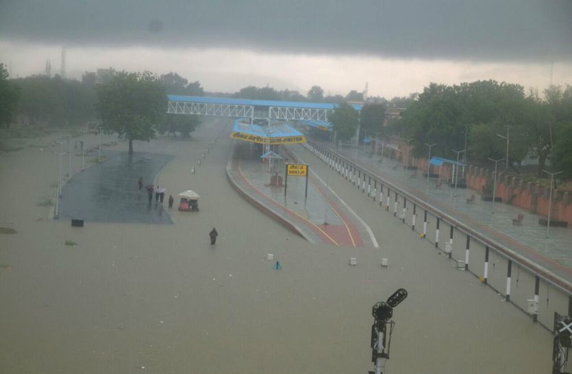 Heavy Rain in Sikar : 14 घंटों में हुई दस इंच बारिश ने शहर में बाढ़ के हालात बन गए। भारी बारिश के चलते जयपुर से एसडीआरएफ की टीम सीकर के लिए रवाना हो चुकी है।