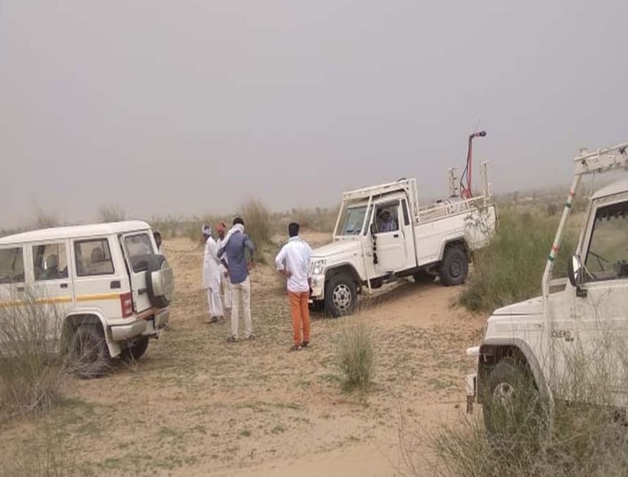bikaner- locust attack alert in mahajan