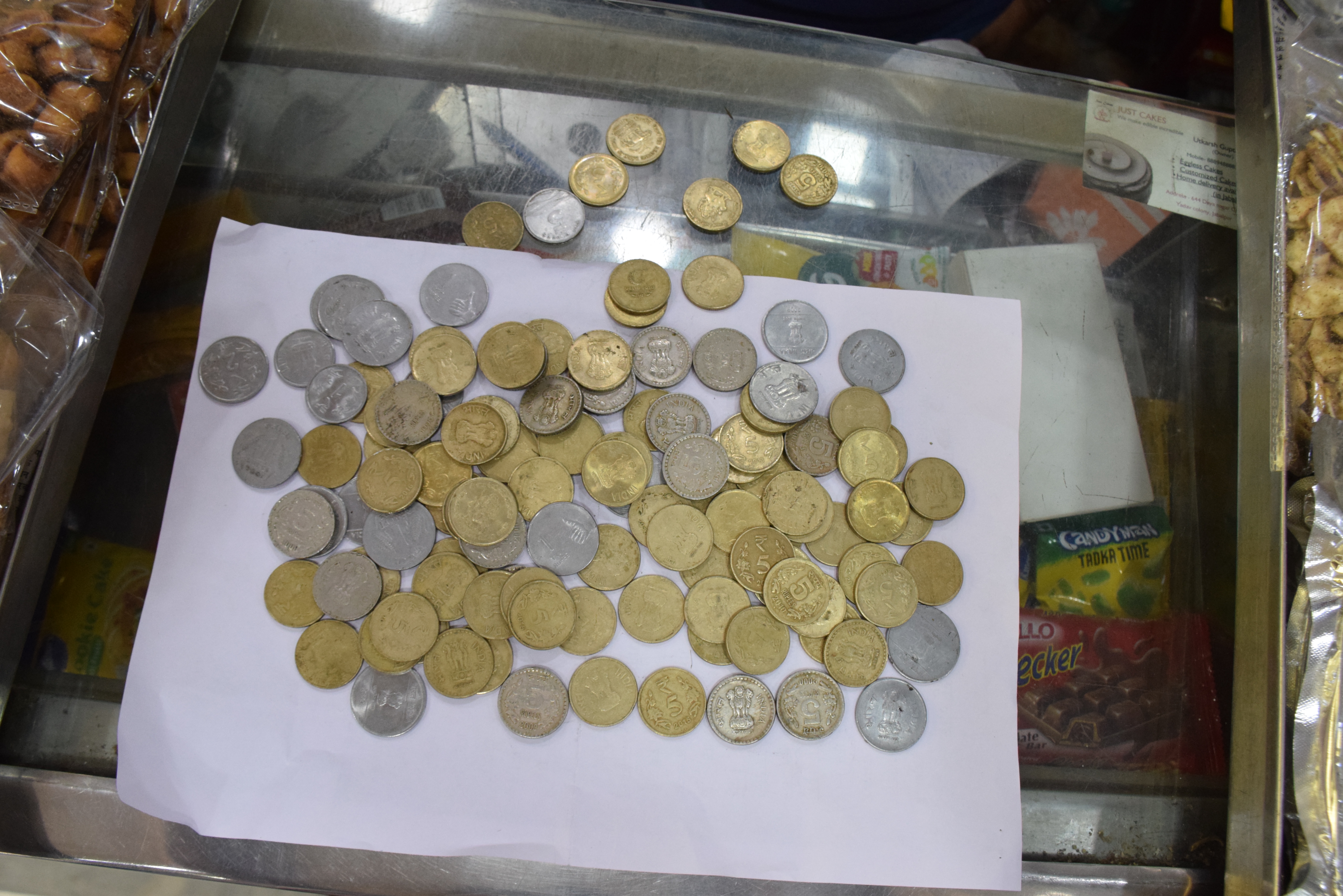 शहर में एक और दो रुपए के सिक्कों के लेनदेन में आनाकानी बढ़ती जा रही है। आम आदमी हो या बैंक, सिक्कों की मात्रा अधिक होने पर लेने से इनकार कर देते हैं।