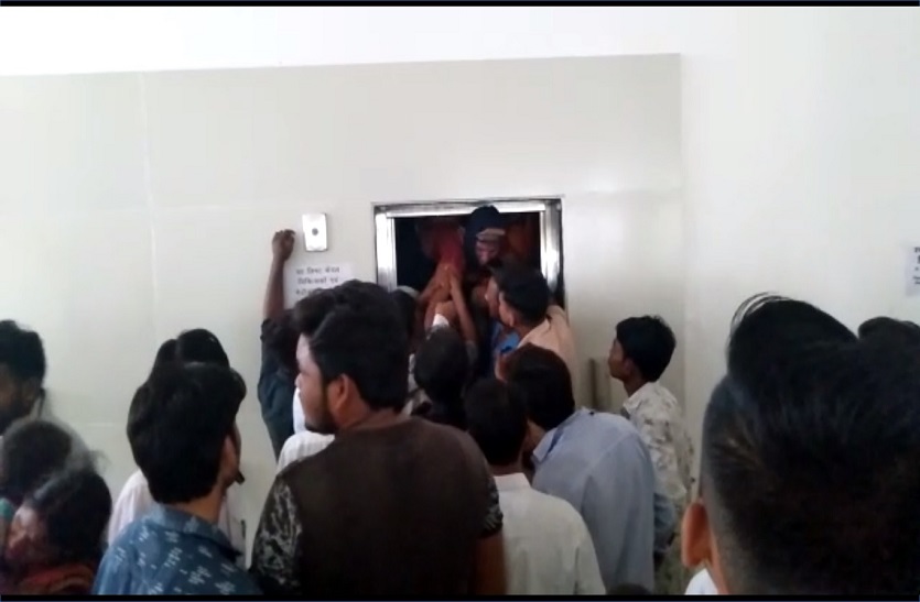 people stuck in lift in datia district hospital