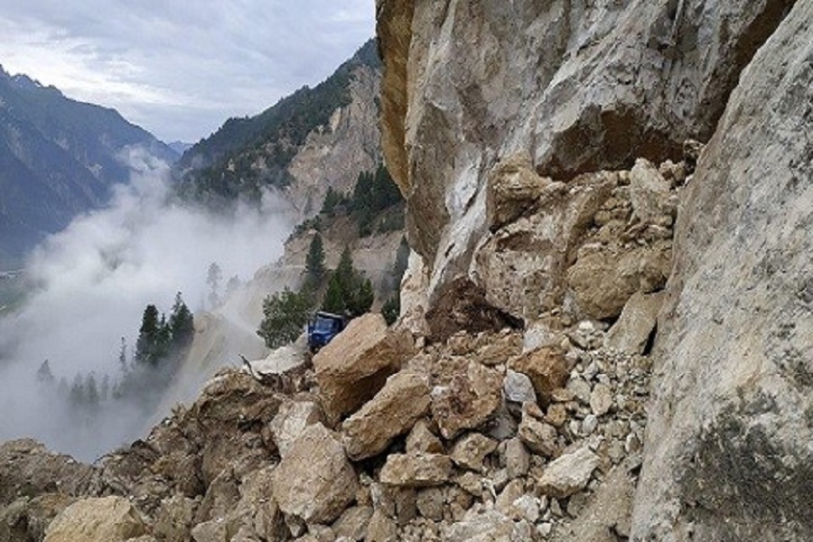 Landslide on Srinagar-Leh highway, remains closed