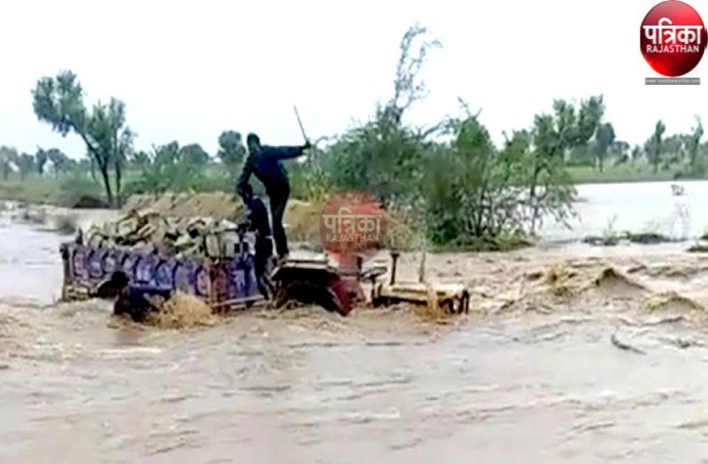 Heavy rain in pali rajasthan : Tractor trapped in rain water in pali