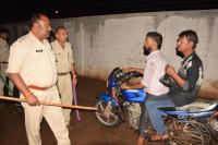 Police sticks out of the stadium Ran away drunken