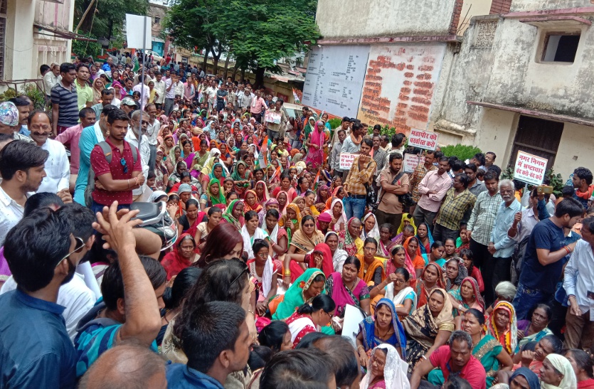कांग्रेसियों ने महापौर के नेम प्लेट पर फेंकी स्याही, इधर भाजपाईयों की फिसली जुबान, वीडियों में देखें समस्याओं पर कांग्रेस का उग्र प्रदर्शन
