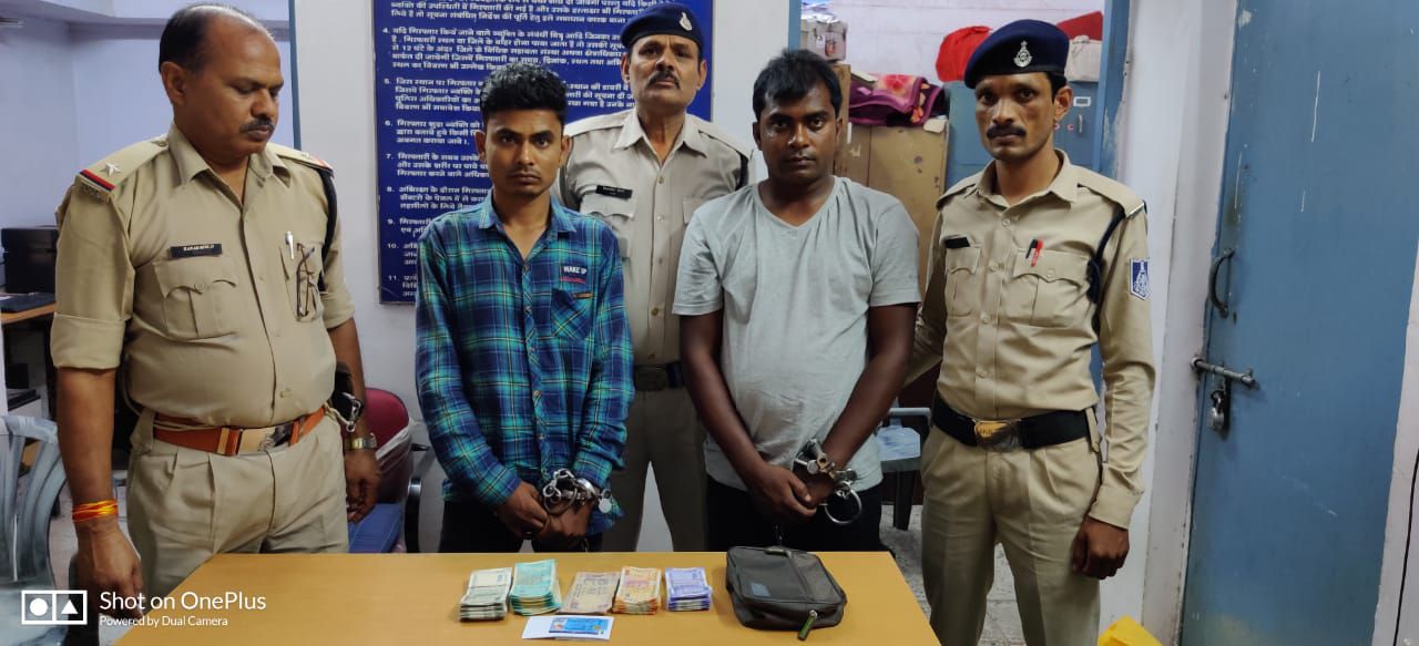 54 हजार रुपए चोरी कर भागते समय हुए गिरफ्तार