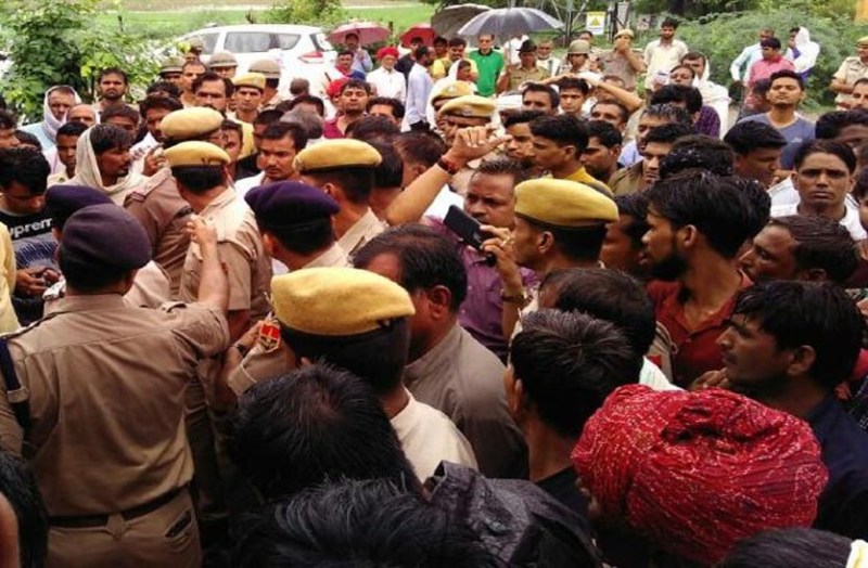 Hand-to-hand attack with knife