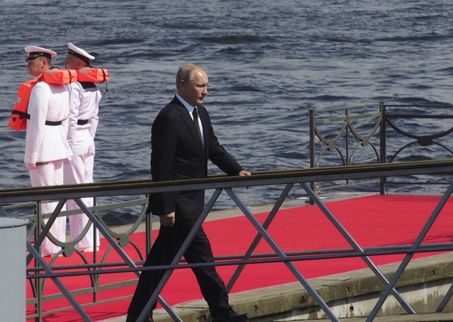 Video: रूसी नेवी डे पर सेना ने समुद्र में किया खास अभ्यास, राष्ट्रपति पुतिन रहे
मौजूद