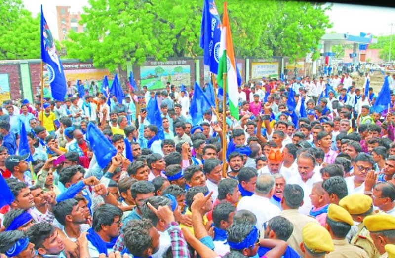 Rally rally in protest against statue of first The chairman