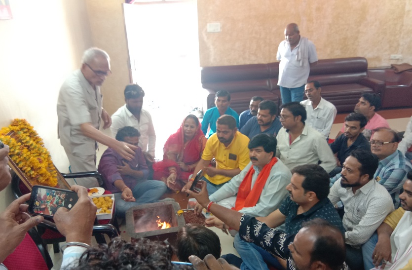 पॉलीटिकल ड्रामा: काली स्याही फेंकने व नारेबाजी पर महापौर ने किया शुद्धि यज्ञ, कांग्रेस अध्यक्ष ने कहा चार साल के पाप का शुद्धिकरण, देखें वीडियो