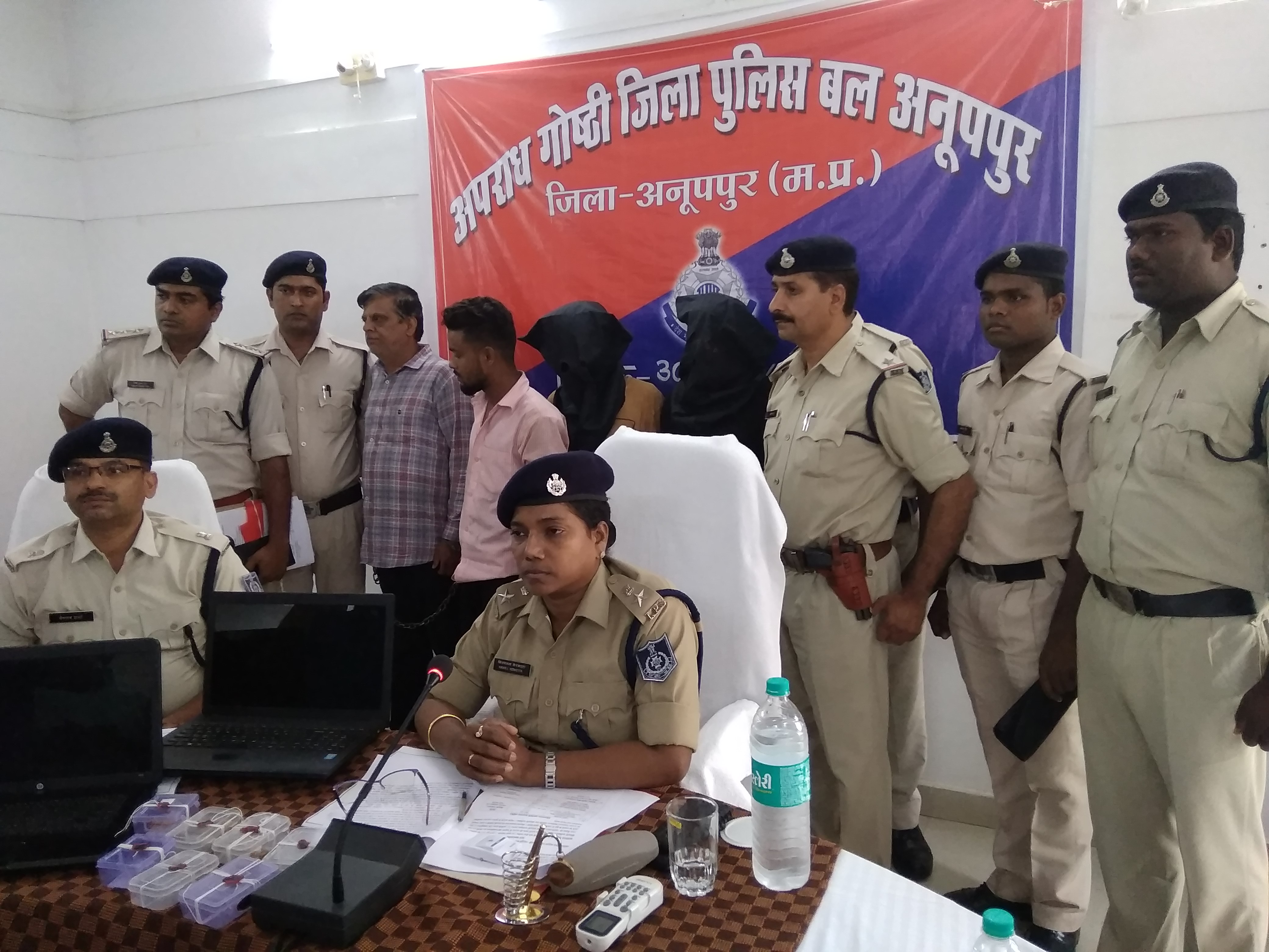 8 Chain Looter Two accused and two businessmen arrested, seized 5 lakh
