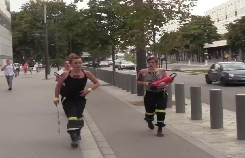 VIDEO: FEMEN कार्यकर्ताओं ने 22 दमकल कर्मचारियों के खिलाफ किया प्रदर्शन