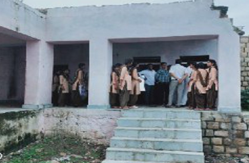 एक विद्यालय ऐसा जहां पढ़ाई से पहले गर्ल को लडऩी पड़ती है अपने हक की लड़ाई, टपकती छत के नीचे बैठती हैं छात्राएं