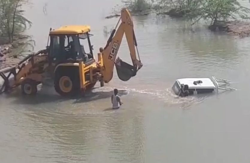 Car drown in the Luni river, the officer saved himself