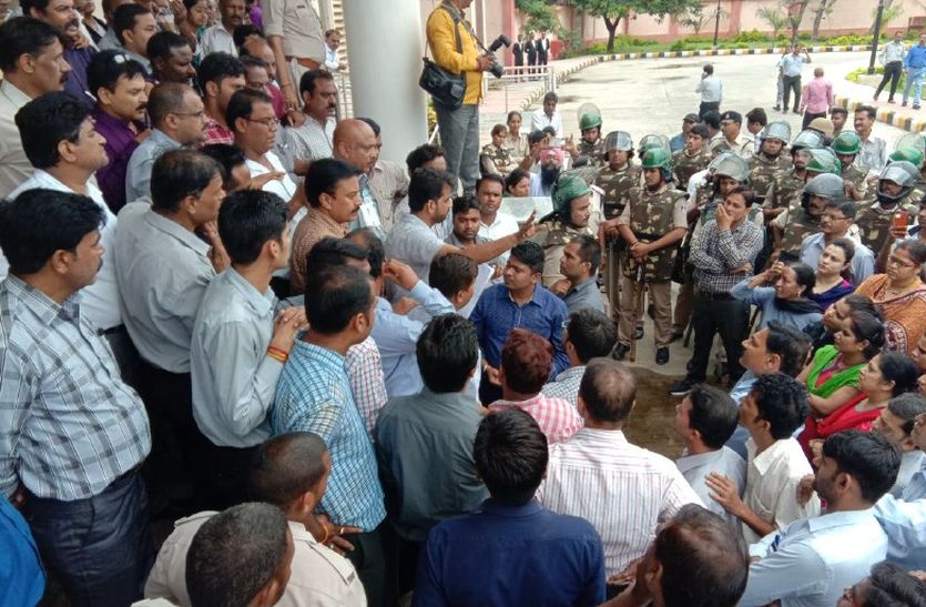 distric court, Court employees, employees Strike , employees protest against the assault