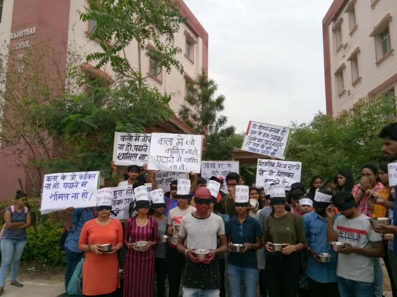 आर्ट स्कूल के शिक्षक ने कहा- नहीं पढ़ाना तो टी.सी ले जाओ