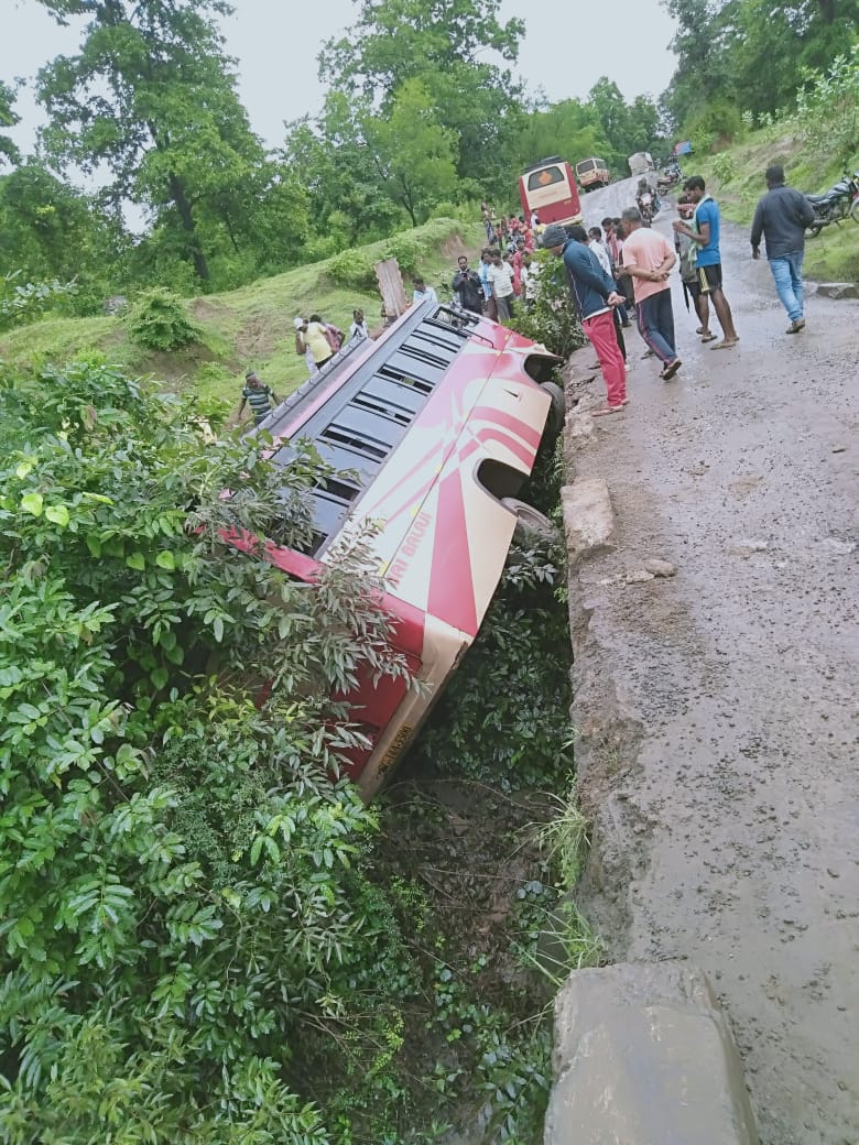 Big Accident: Many passengers injured due to bus fall from the bridge