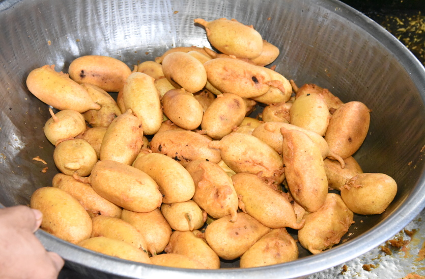 Jodhpur buys daily in more than seventy five thousand mirchi badas