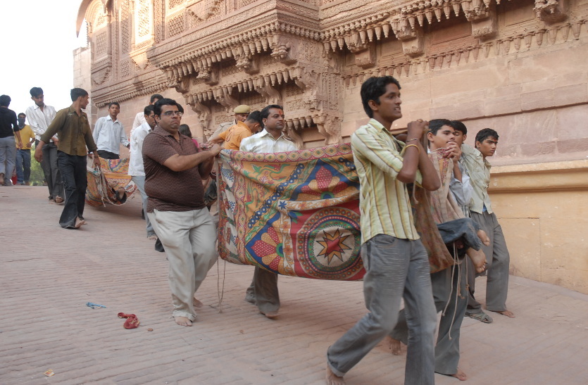 During the Mehrangarh tragedy, the auto drivers done relief and rescue