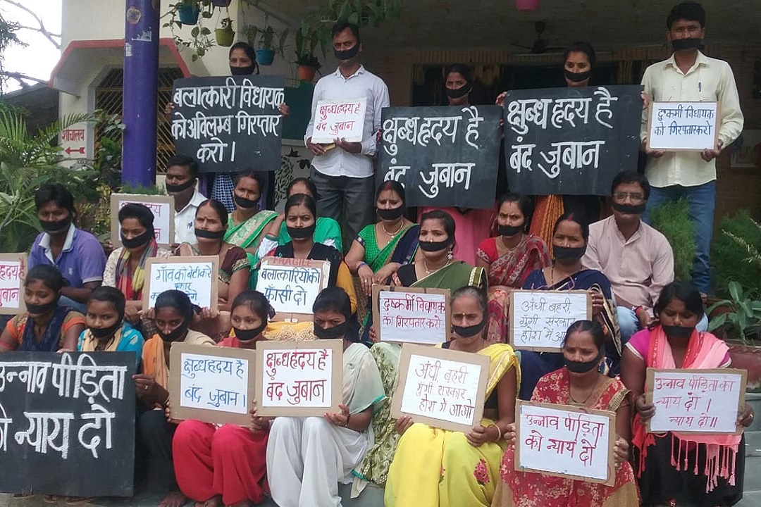उन्नाव पीड़ित को न्याय के लिए पीएम मोदी के गोद लिए गांव की महिलाओं का विरोध प्रदर्शन