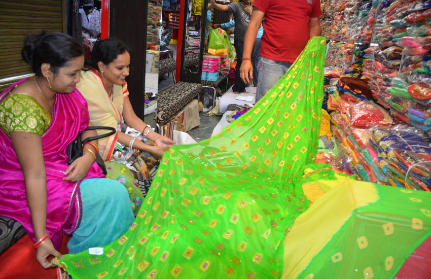 hariyali teej साड़ी में चंदेरी-सिल्क तो मेंहदी में राजस्थानी पैर्टन पसंद कर रही महिलाएं
