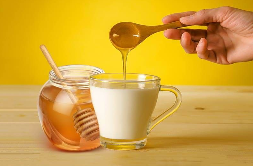 know-about-the-benefits-of-consuming-milk-and-honey-together