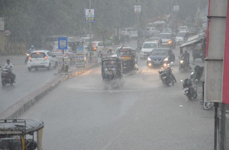 IMD Rain Alert in Rajasthan : अगले 24 घंटें प्रदेश के 14 जिलों के लिए भारी रहने वाले है। मौसम विभाग ( Weather Department ) ने भारी बारिश की चेतावनी जारी की है।