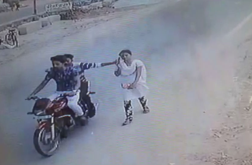 सरेराह छात्रा का मोबाइल छीना, घटना सीसीटीवी में हुई कैद, वीडियो वायरल