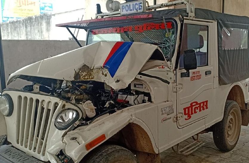 Police Jeep Accident in Sikar : सीकर जिले के दांतारामगढ़ में देर रात पुलिस जीप एक हादसे का शिकार हो गई। घटना में जीप आगे से क्षतिग्रस्त हो गई लेकिन, ड्राइवर की सूझबूझ से बड़ा हादसा होने से टल गया।