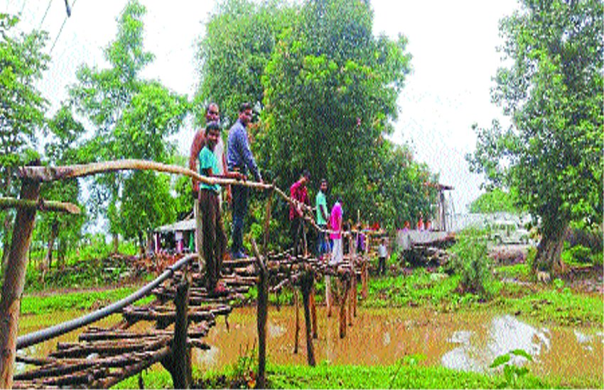 Rural bridge made of wood Not received government help