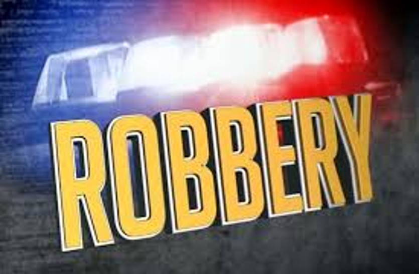Robbery with old lady in house, lady injured