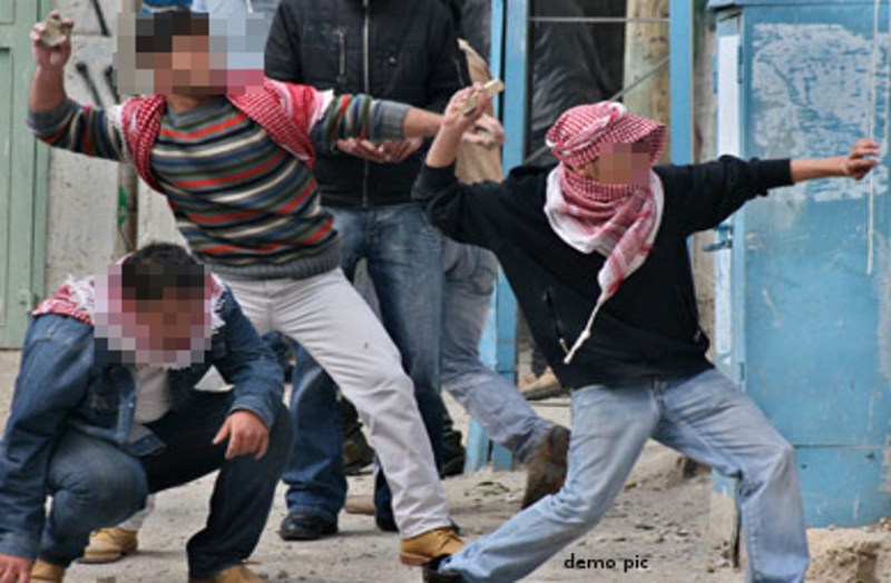 पुरानी रंजिश को लेकर घर में फेंका पत्थर, मना किया तो जान से मारने हो गए उतारु, परिजनों ने घर में घुसकर बचाई जान