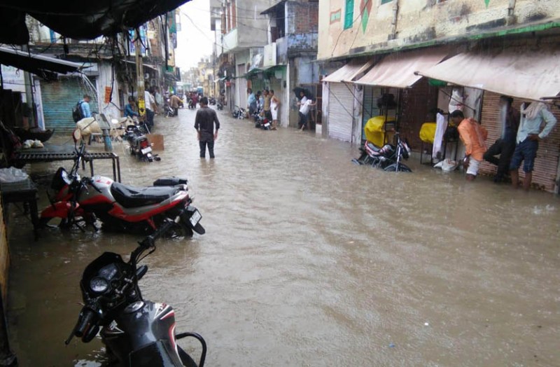 water-filled-shops-in-the-market-for-one-hour