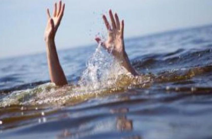 The mentally disturbed young man jumped in Fatehsagar