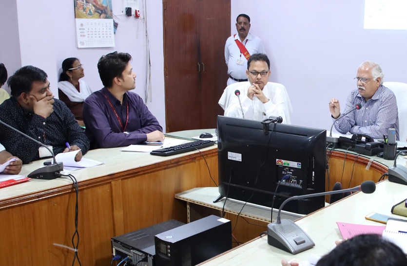 Secretary in-charge Kavindra Kiyawat discussing the progress of district-run schemes.