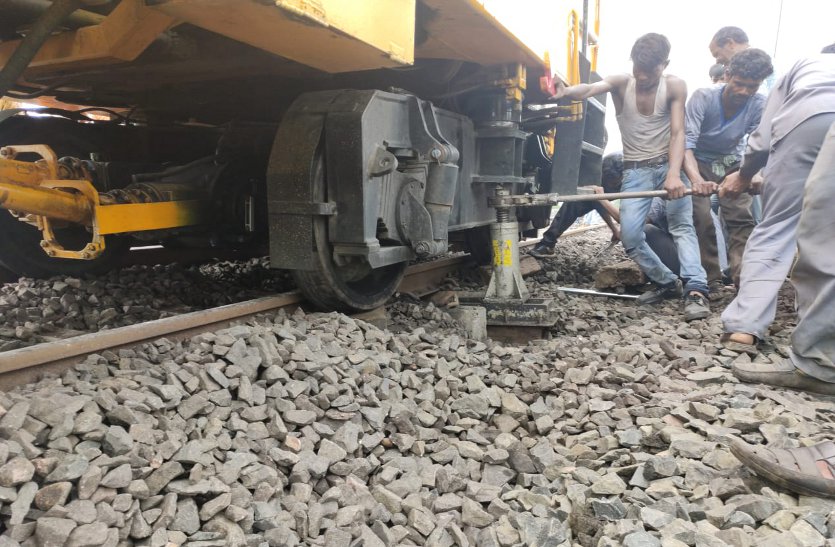 Katni-Bina rail track closed due to derailment