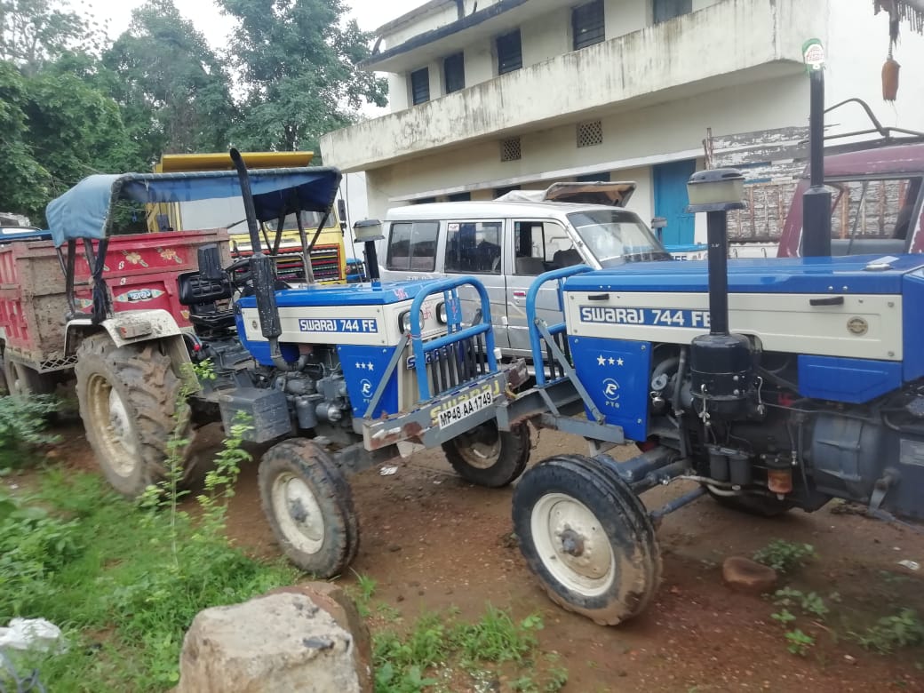 Five tractor-trolleys caught illegally excavated