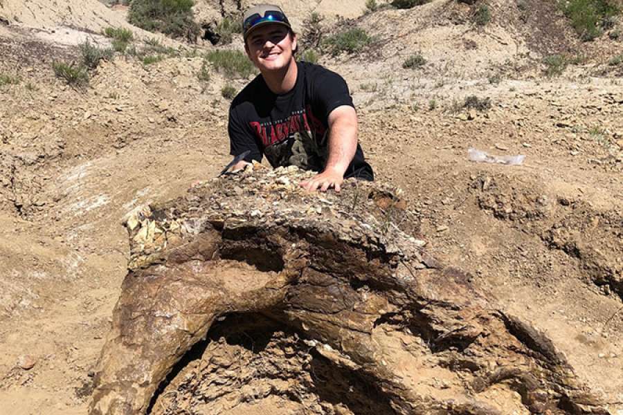बचपन से था डायनोसोर से प्याार, बड़ा हुआ तो खोज निकाला 6.5 करोङ साल पुराना कंकाल