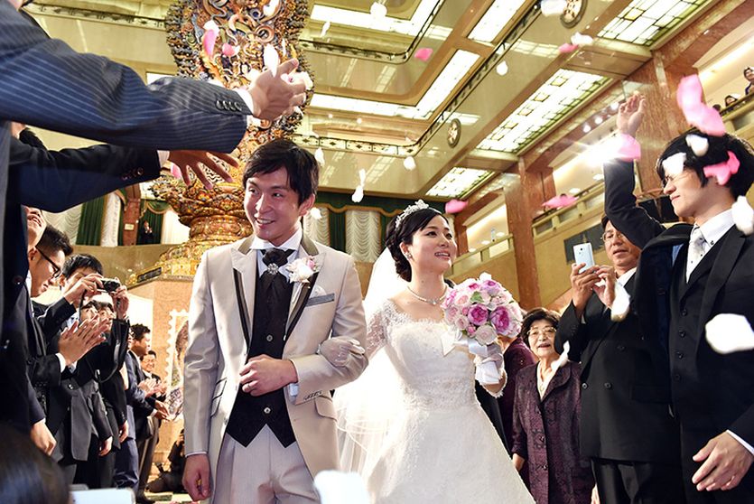 पत्नी ही क्यों, शादी के बाद पति भी बदले अपना सरनेम