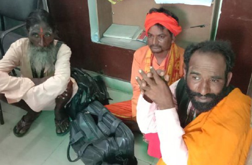 कोटा में दिनदहाड़े बालिका का अपहरण कर ले जा रहे बाबाओं को लोगों ने पकड़ा, जमकर की धुनाई, शहर में मचा बवाल
