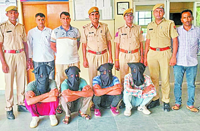 Bike rider looted at knife point, Four accused arrested