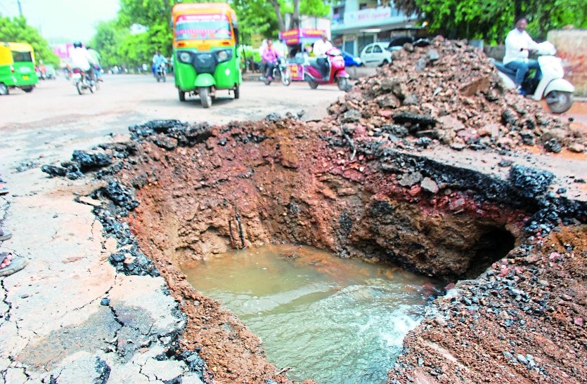 Gwalior city road in danger condition people injured during travelling