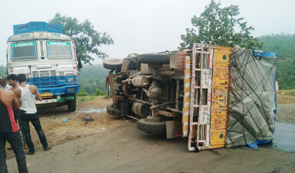 Vehicle overturns on Amilia Valley in Singrauli