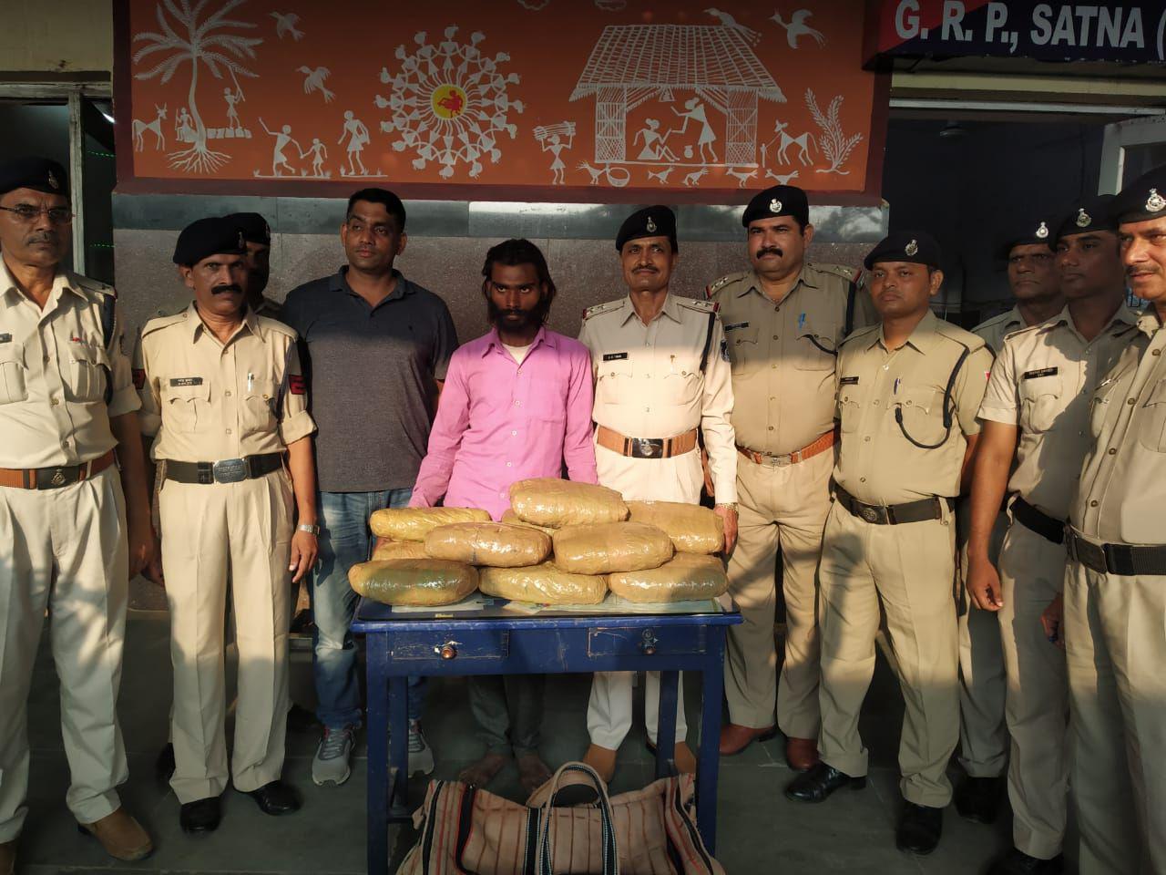 Smuggler boarded a train from Bilaspur with a consignment of Ganja