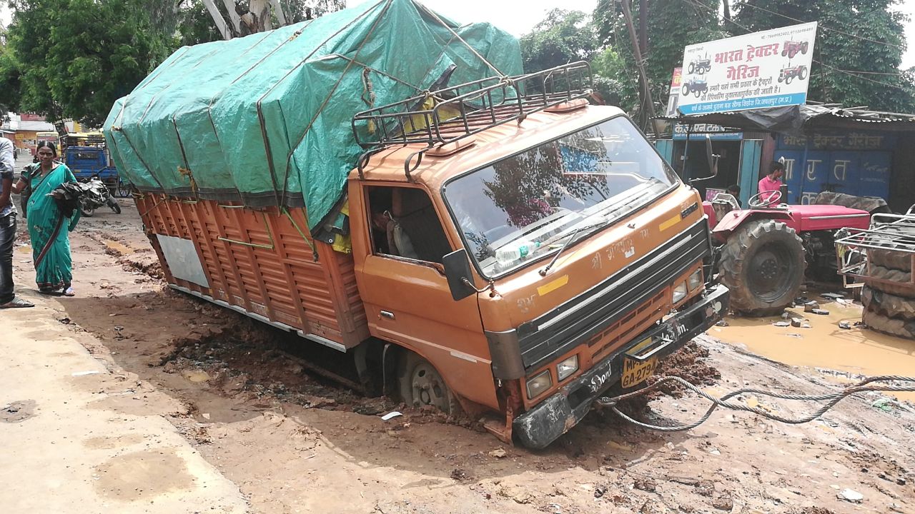 truck accident video in madhya pradesh