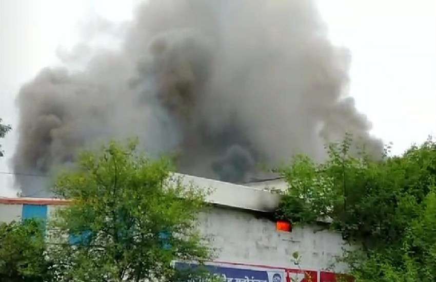 Breaking News- गोदाम में लगी भीषण आग, चार घंटे में लगे बुझाने में