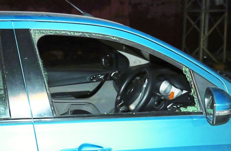 First car collided, then break car glass and looted 4.60 lakh rupees