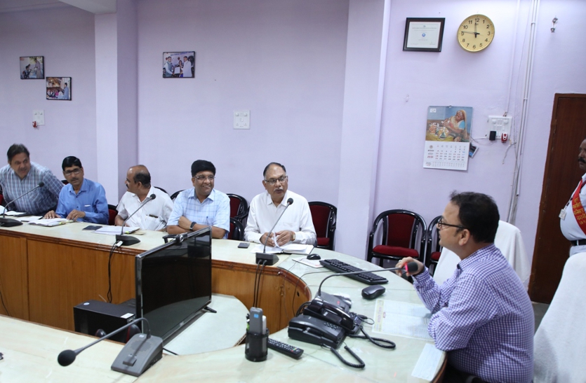 Collector taking meeting of officials of construction department